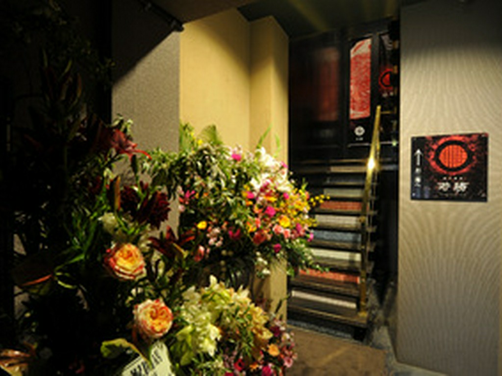 隠れ家のようにビル奥にひっそりと階段が続く、大人の焼肉店。