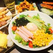 お客様を飽きさせないように、と旨いメニューを毎日研究！料理長のセンスが光るメニューに注目です！毎月宴会メニューも変わるので、いつ然で宴会をしても楽しく美味しくお楽しみいただけます！