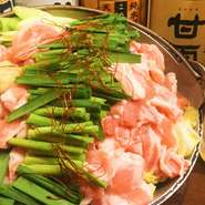 リピーター続出！ダイナミックな鍋と各種お料理がついて飲み放題つき3000円と、破格のコース。質・量ともに大満足の、【然】が自信を持ってお届けするコースは、質も量もきっとご満足いただけるはずです！