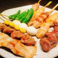 当店定番の人気メニュー！しっかり炭で焼き上げるバラエティ豊かな串盛り。味はもちろん、種類の豊富さも席が盛り上がると人気！ボリューム感もあり、季節を問わずおすすめの一品！6本：1180円　10本：1980円