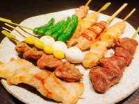当店定番の人気メニュー！しっかり炭で焼き上げるバラエティ豊かな串盛り。味はもちろん、種類の豊富さも席が盛り上がると人気！ボリューム感もあり、季節を問わずおすすめの一品！6本：1180円　10本：1980円