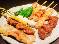 当店定番の人気メニュー！しっかり炭で焼き上げるバラエティ豊かな串盛り。味はもちろん、種類の豊富さも席が盛り上がると人気！ボリューム感もあり、季節を問わずおすすめの一品！6本：1000円　10本：1550円