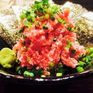 魚介類をはじめ、その日の仕入れでより良いモノをメニューに取り揃えてご提供！いつ来ても飽きません！また、ボリューム＆新鮮さには自信あり！ネギトロはロングセラー！このボリューム！