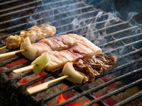 新鮮な鶏肉を使い、炭火で焼き上げました。　

6本：920円
10本：1550円