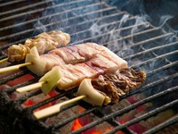 新鮮な鶏肉を使い、炭火で焼き上げました。　

6本：1180円
10本：1980円
