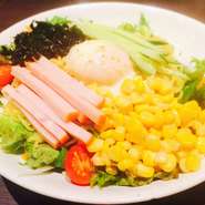 料理長が「然のラーメンサラダが一番ウマイ！」と思ってもらえるのではないかと自信をもって提供する一皿！札幌発祥のラーメンサラダを然流に！ボリューム抜群！野菜もラーメンもたっぷり食べられるお得な一品です。