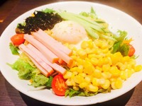 料理長が「然のラーメンサラダが一番ウマイ！」と思ってもらえるのではないかと自信をもって提供する一皿！札幌発祥のラーメンサラダを然流に！ボリューム抜群！野菜もラーメンもたっぷり食べられるお得な一品です。