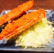 ハムカツといえば薄～いハムカツを想像する人も多いのでは？然のハムカツは一味違います！　分厚く、しっかりとハムの旨味を楽しめます！当然、あっつあつ揚げたてでのご提供ですよ～！