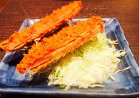 ハムカツといえば薄~いハムカツを想像する人も多いのでは?然のハムカツは一味違います! 分厚く、しっかりとハムの旨味を楽しめます!当然、あっつあつ揚げたてでのご提供ですよ~!