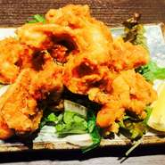 1個が大きいッ！と評判の唐揚げは熱々でジューシー！頬張ると口いっぱいに熱々の美味しさが広がります！