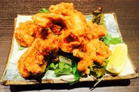 1個が大きいッ！と評判の唐揚げは熱々でジューシー！頬張ると口いっぱいに熱々の美味しさが広がります！