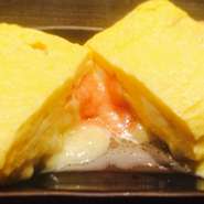 ふっくらとした玉子焼きに箸を入れると…チーズがぶわぁ～、明太子もどわぁ～！形も綺麗で見た目も人気。分厚く綺麗な玉子焼きは職人技！ボリューム感もあり、しっかりとした味付けでリピーター続出の逸品です！