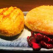 そのボリュームに思わず歓声があがる当店自慢の焼きおにぎり。シンプルな味付けですが、〆にもぴったり！　じっくり焼き上げられた香ばしい焼きおにぎりをお楽しみください