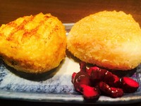 そのボリュームに思わず歓声があがる当店自慢の焼きおにぎり。シンプルな味付けですが、〆にもぴったり！　じっくり焼き上げられた香ばしい焼きおにぎりをお楽しみください