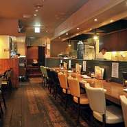 活気ある店内はお一人様から大人数様までくつろげると大好評！あたたかな光あふれる店内でゆっくりと！