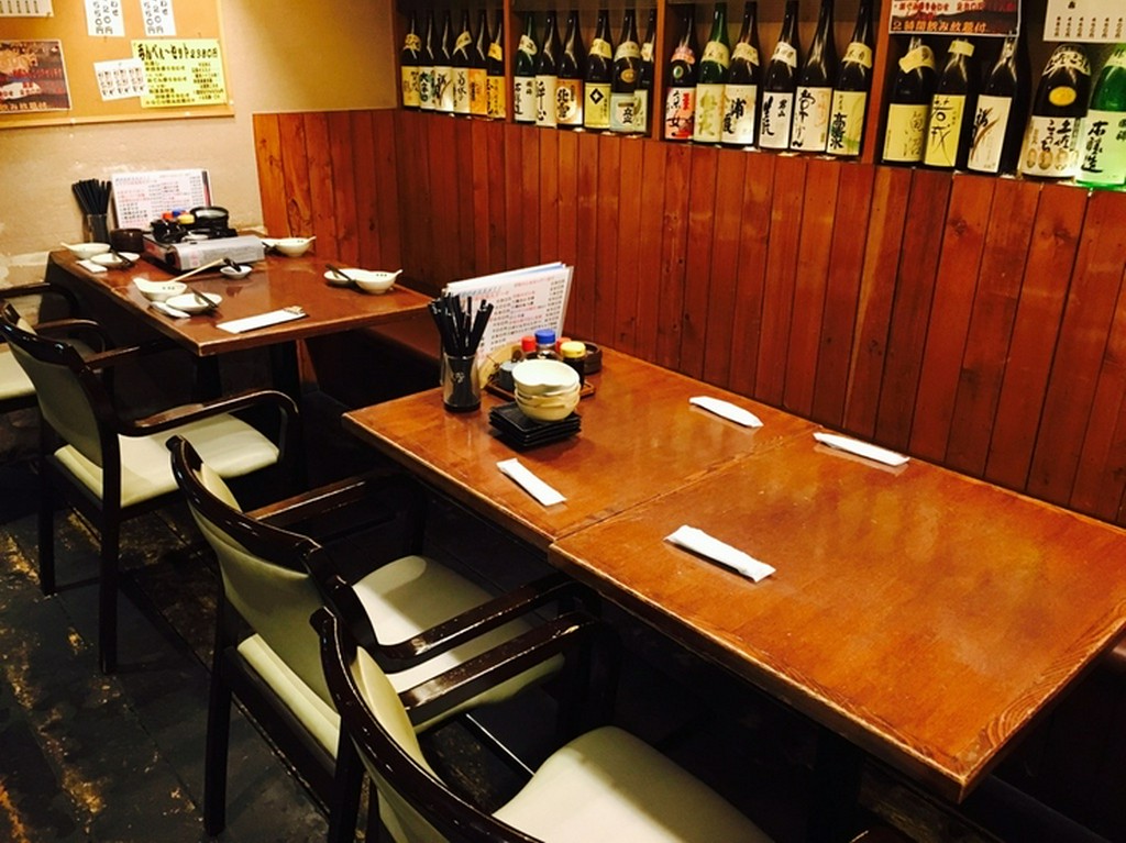 気軽に楽しめるテーブル席。人数に合わせて自在に動かせます