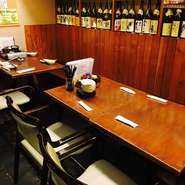 連日多くのお客様で賑わう店内手前側にあるテーブル席。鍋などを置いても十分な広さです。