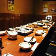 店内奥の掘りごたつのお座敷席は靴を脱いでゆっくりとおくつろぎ下さい。奥の貸切などご相談ください。