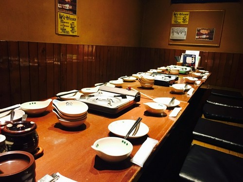 靴を脱いでくつろげる掘りごたつのお座敷席。