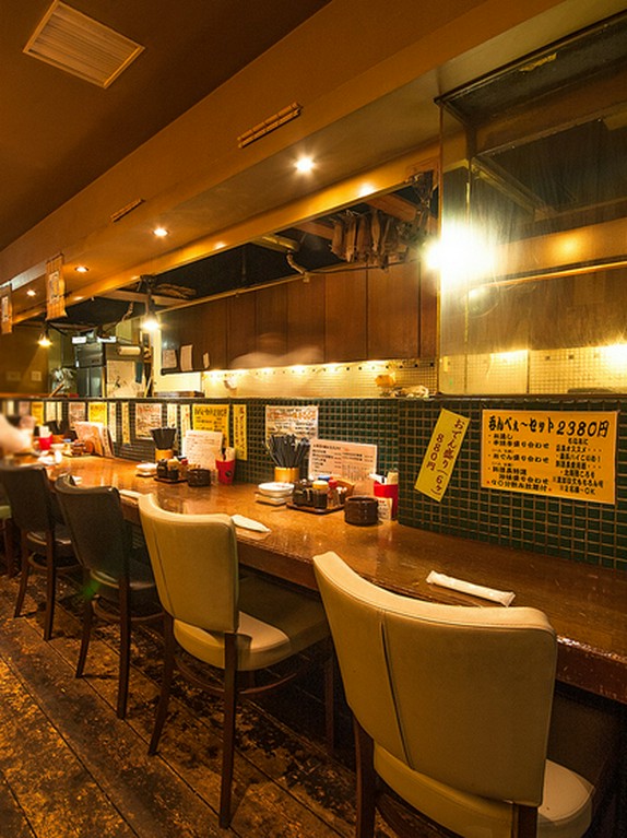 カウンター席大人気！連日お一人様～ワイワイ楽しんでます！