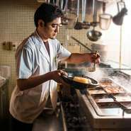 料理は見て楽しく、食べておいしいことがポイント。簡単な料理なら盛り付けを変える、手の込んだ料理な器にこだわるなど、見ためから新鮮な驚きを与え、マニュアル通りではないサービスを心がけています。