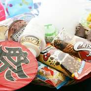 ★炭火焼肉から綿菓子まで４０品食べ放題：中高生２０００円・大学専門生２２００円　★炭火焼肉からアイスクリームまで６０品食べ放題ドリンクバー付：中高２３００円・大学専門２５００円(１０名様以上無料延長）