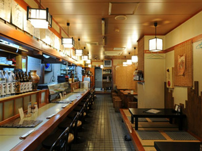 和風の佇まいが落ち着く、新鮮な魚介類とお酒を楽しめる店内！