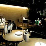 イタリアンタパスを中心に、パスタまで楽しめる居心地のよい大人のための粋なバールスタイルのお店。趣向を凝らした美味しい料理を目の前に、日常を忘れて楽しむもよし、洒落たひとときをどうぞ。