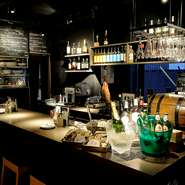 大切な人との食事の時間をゆっくりと楽しみたい、そんなときにも。カウンター席で並んで座り、グラス片手に美味しい料理を味わいながら会話もはずむ、二人だけのとっておきのひとときを満喫できます。