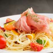 切りたての生ハムと季節の野菜をふんだんに使用。唐辛子がピリリッときいたクセになる味わいが人気の秘密。