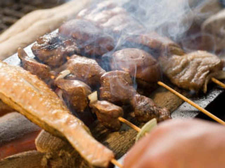 美味しい焼鳥を一本一本備長炭で焼き上げます。