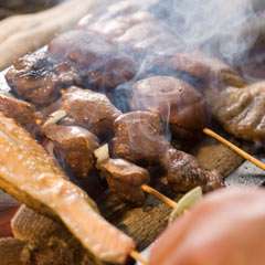 美味しい焼鳥を一本一本備長炭で焼き上げます。