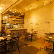 年代物の調度品が飾られた店内は、アンティークなムードが漂う落ち着いた雰囲気です。古い椅子などは、オーナーがアンティークショップを巡って、好みの椅子を揃えたものです。