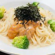 ウニがたっぷりのクリームパスタ。福岡で行われた「A級グルメ」のイベントで4日間に1800食も出た評判の味。