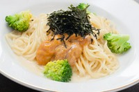 ウニがたっぷりのクリームパスタ。福岡で行われた「A級グルメ」のイベントで4日間に1800食も出た評判の味。