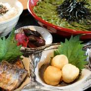 六条庵名物の茶そばと旬の食材を使った「京おばんざい」に茶めしをお楽しみください。