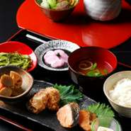 その日の新鮮な食材を六条庵風にアレンジ。日替わりでお楽しみ頂けるランチとなっております。(写真はセットドリンク付です)