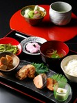 その日の新鮮な食材を六条庵風にアレンジ。日替わりでお楽しみ頂けるランチとなっております。(写真はセットドリンク付です)