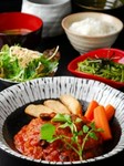 肉汁たっぷりのハンバーグを、きのこの入った特性デミグラスソースで煮込んだ贅沢な味をお楽しみください。(写真はセットドリンク付です。)