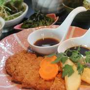 外はサクサク中はジューシーなカツは食べごたえあり。２種類の特製ソースでお楽しみ下さい。(写真はセットドリンク付です。)