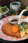 外はサクサク中はジューシーなカツは食べごたえあり。２種類の特製ソースでお楽しみ下さい。(写真はセットドリンク付です。)