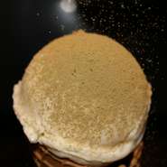 オリジナルバニラアイスに薫り高いほうじ茶パウダーを