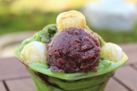 小豆と白玉に黒蜜をトッピング