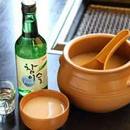 韓国銘酒「マッコリ」1L（1480円）が人気！　みんなで仲良く飲んじゃってください。90分の飲み放題付きのお得なプランもございます。