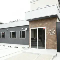 にんにくと書かれた看板が目印です。