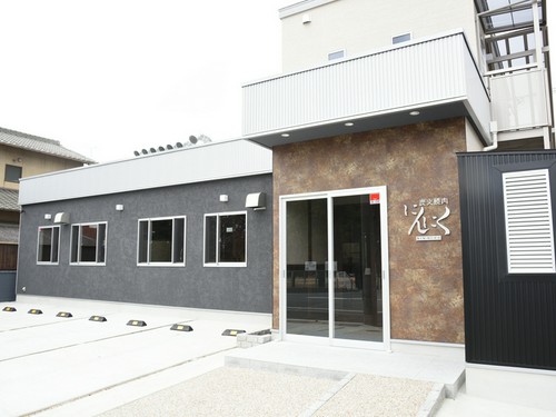 にんにくと書かれた看板が目印です。