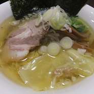 透き通ったクリアなスープ
野菜の甘みと沖縄の塩、バランスのとれた逸品