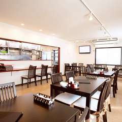 広く明るい店内でゆっくりお食事が楽しめます