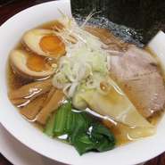 こだわりのあっさり系スープしかしコクがあるラーメン