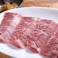 日ノ出ホルモン一番のオススメメニュー。肉質は柔らかく、やみつきになる美味しさです。